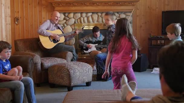 En familj som spelar musik och barn danser — Stockvideo