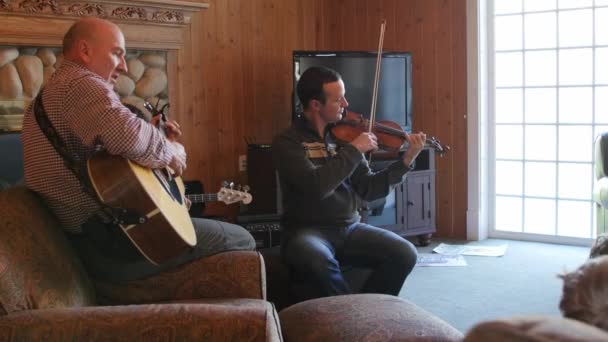 Una famiglia che suona musica e bambini ballano insieme ad una festa — Video Stock