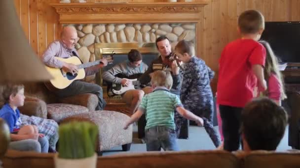 Rodina, přehrávání hudby a děti tance na večírku — Stock video