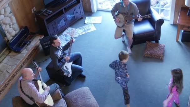 Une famille joue de la musique et des danses pour enfants — Video