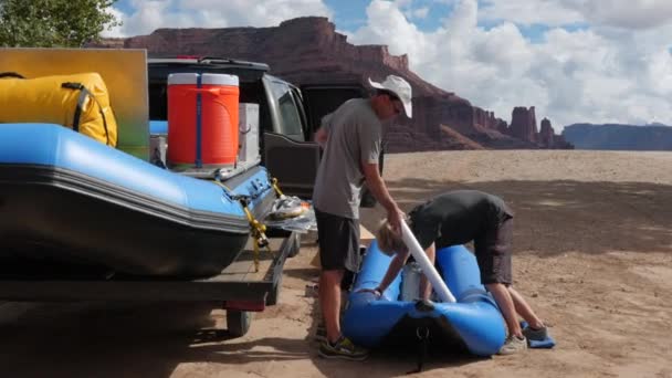 划船他们美丽的科罗拉多河的筏子在沙漠的犹他州南部一个家庭一个万向节镜头 — 图库视频影像