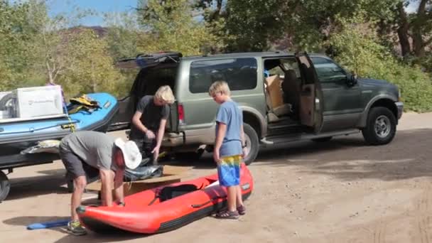 划船他们美丽的科罗拉多河的筏子在沙漠的犹他州南部一个家庭一个万向节镜头 — 图库视频影像