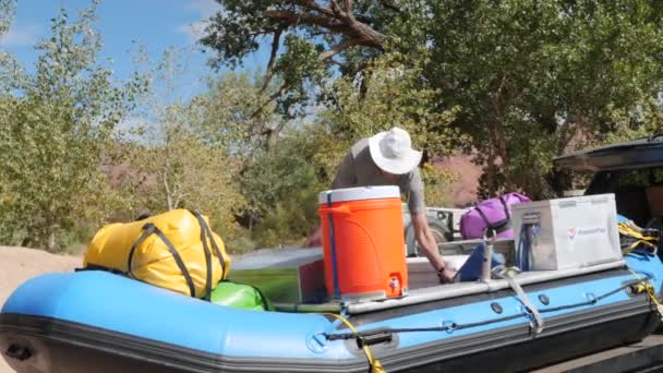 Gimbal Shot Family Rowing Raft Beautiful Colorado River Desert Southern — Stock Video