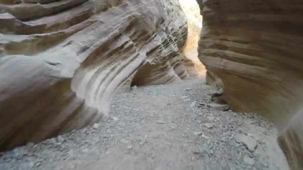 Een snelle camera beweegt de slot canyon — Stockvideo