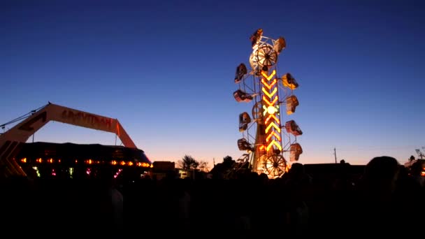 A fun carnival in the summertime — Stock Video