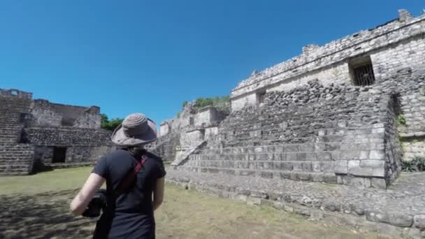 Kobieta spaceru na Balam Mayan Ruins — Wideo stockowe