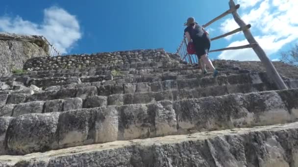 Kobieta piesze wycieczki do ruin Majów — Wideo stockowe