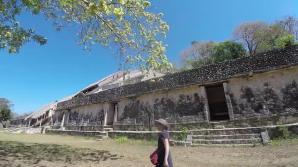 Perempuan berjalan di Balam Mayan Reruntuhan — Stok Video