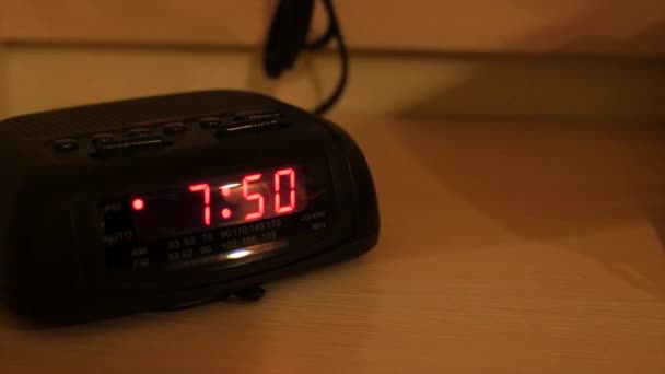 Un reloj despertador del hotel — Vídeos de Stock