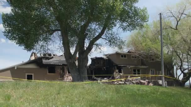 Una casa después de un gran incendio — Vídeos de Stock