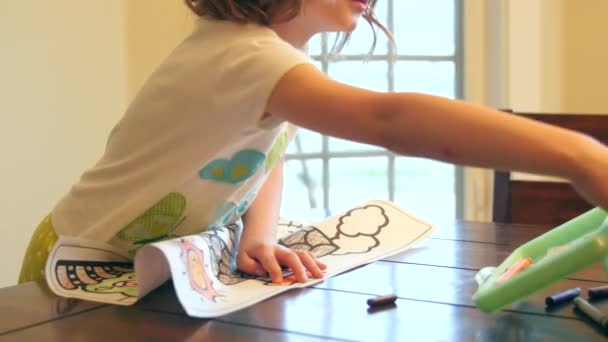 Дівчина розмальовка у своїй розмальовці — стокове відео