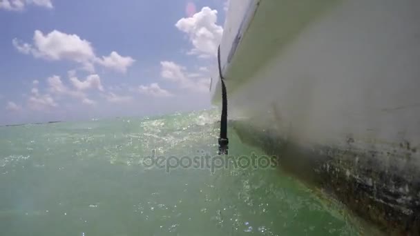 Grote boot tijdens zonsondergang — Stockvideo