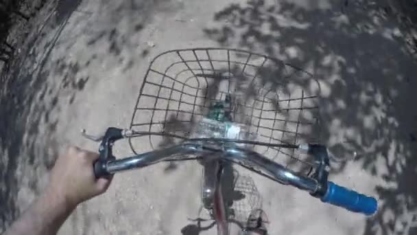 Un homme et sa femme chevauchant des vélos sur un chemin de terre — Video