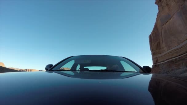 一名男子驾驶在拱门国家公园 — 图库视频影像