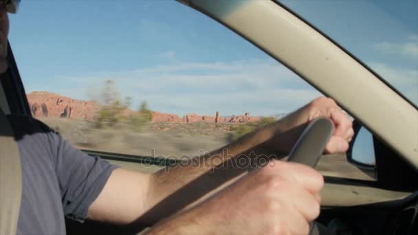 En mann som kjører i buer nasjonalpark – stockvideo