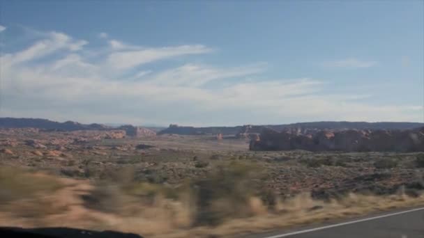 Un hombre conduciendo un vehículo en el parque nacional Arches — Vídeos de Stock