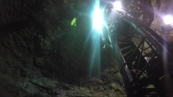 Um homem salta em um cenote subterrâneo — Vídeo de Stock