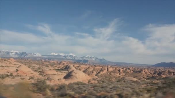 Un uomo che guida un veicolo nel parco nazionale degli archi — Video Stock