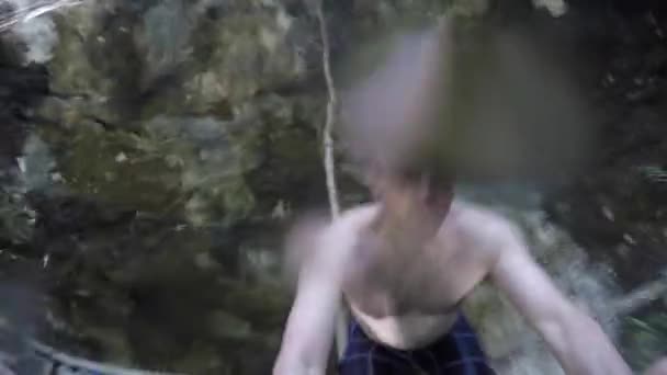 Mężczyzna skacze do cenote o Ek Balaam — Wideo stockowe