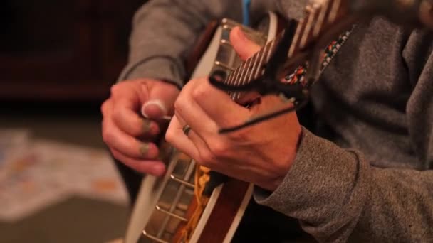 Um homem tocando o banjo em uma banda — Vídeo de Stock