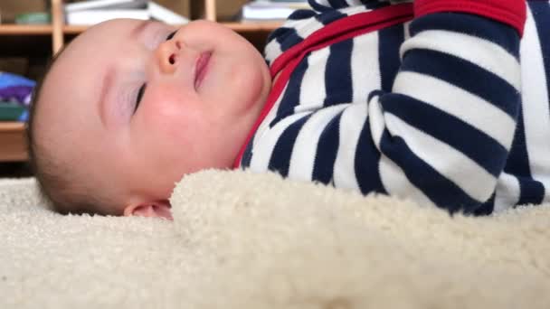 남자는 바닥에 귀여운 아기와 함께 재생 — 비디오