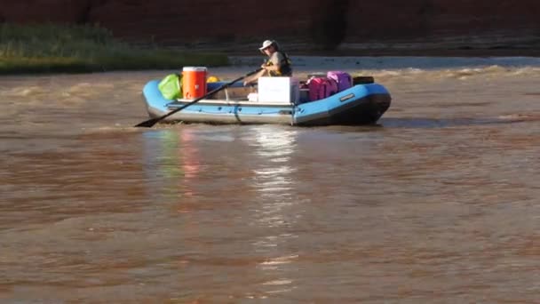 Hombre Navega Por Río Colorado — Vídeos de Stock