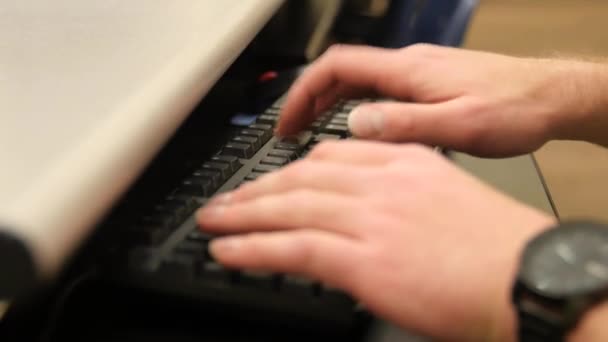 A man types on a computer keyboard — Stock Video