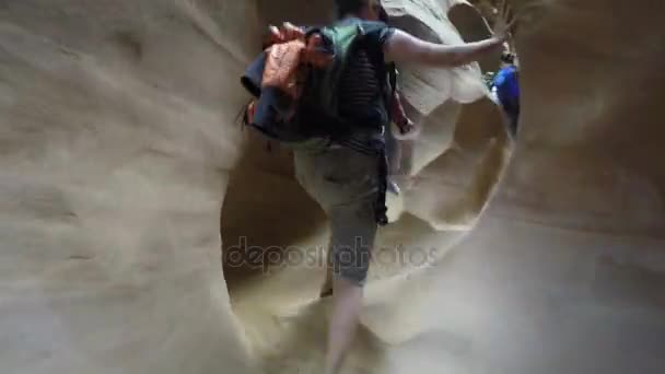 Een moeder en pasgeboren wandelen een slot canyon — Stockvideo