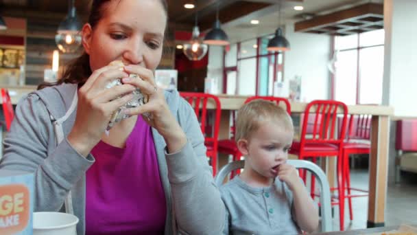 Мати і син у ресторані швидкого харчування — стокове відео
