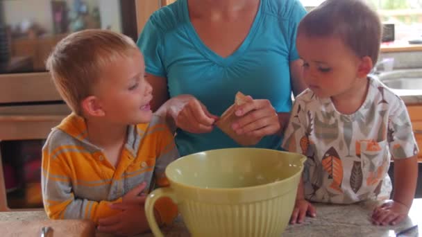 En mamma gör en tårta med sina pojkar — Stockvideo