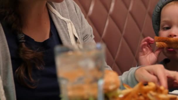 Una madre y un niño pequeño en la cafetería — Vídeos de Stock