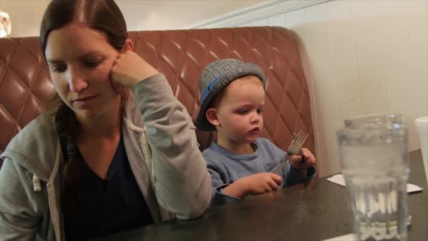 Matka i dziecko w diner — Wideo stockowe