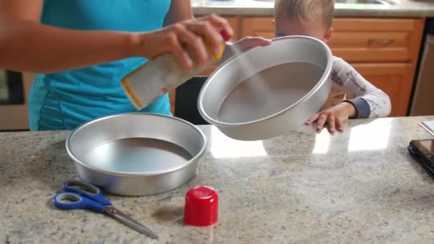 Bir anne oğlu ile bir pasta yapar — Stok video