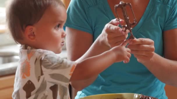 Een moeder die het maken van een taart met schattige jongen — Stockvideo