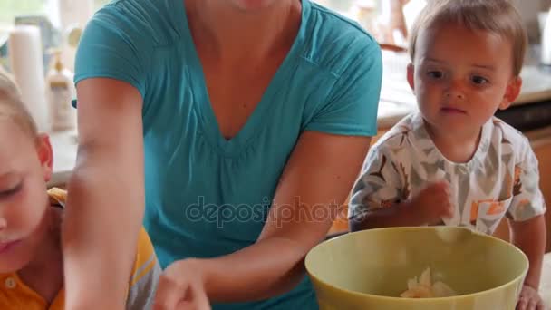 Мать делает торт со своими мальчиками — стоковое видео