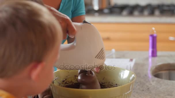 Een moeder die het maken van een taart met jongens — Stockvideo