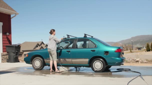 Een moeder wassen van een auto met haar schattige peuter — Stockvideo