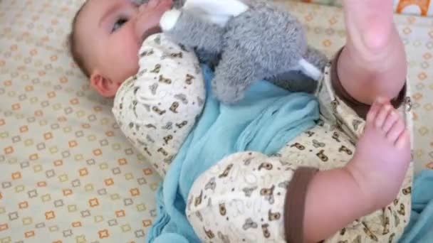 Bébé garçon couché dans son berceau avec jouet — Video