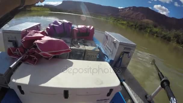 Una persona a poppa sul fiume Colorado — Video Stock