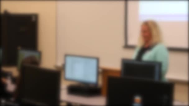 Um professor que ensina no laboratório de informática de uma universidade — Vídeo de Stock