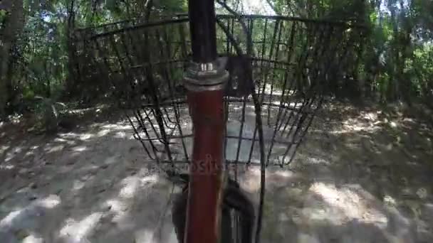 Bicicleta maneja en un camino de tierra — Vídeos de Stock