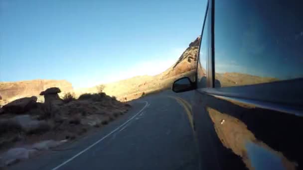 Tiro exterior de carro dirigindo no deserto — Vídeo de Stock