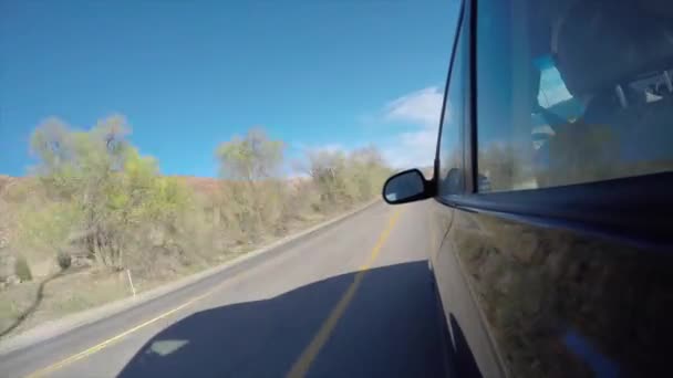 Зовнішній знімок автомобіля, що їде в пустелі — стокове відео