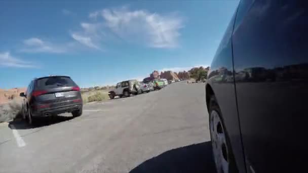 Plan extérieur de la voiture conduite dans le désert — Video