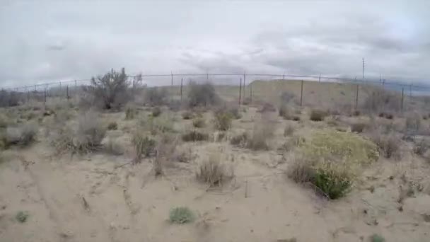 Bil som kör genom öknen i Utah — Stockvideo