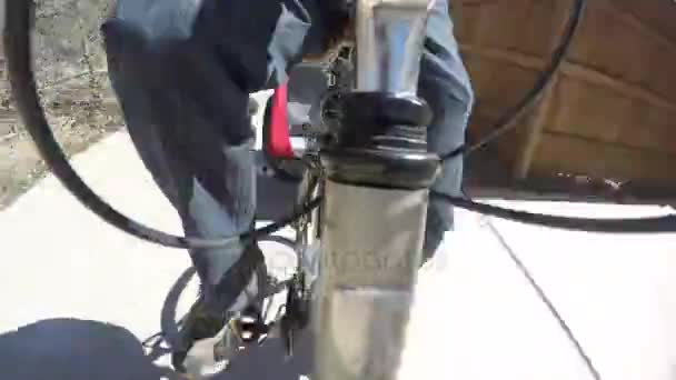 Man op een fietstocht met kinderen in aanhangwagen — Stockvideo