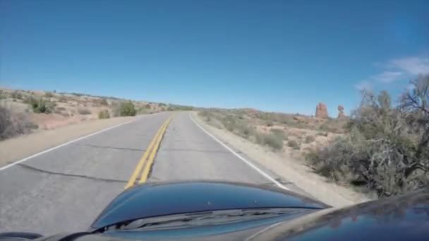 Zewnątrz strzał z samochodem w pustyni — Wideo stockowe