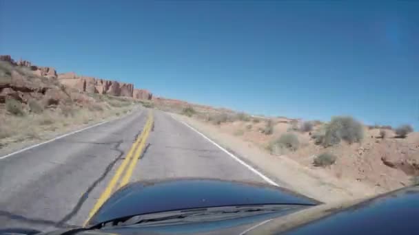 Plano exterior del coche de conducción en el desierto — Vídeos de Stock