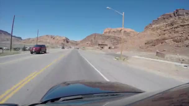 汽车行驶在沙漠中的外部镜头 — 图库视频影像