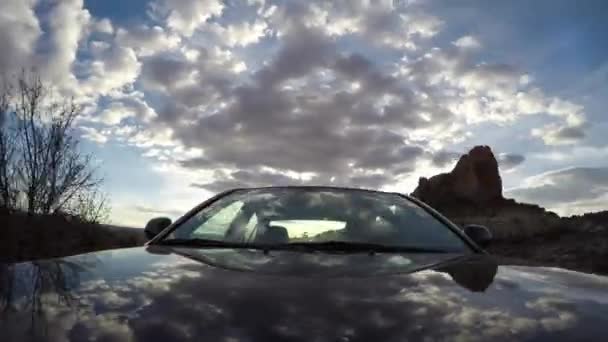 Bil som kör genom nationalparken — Stockvideo